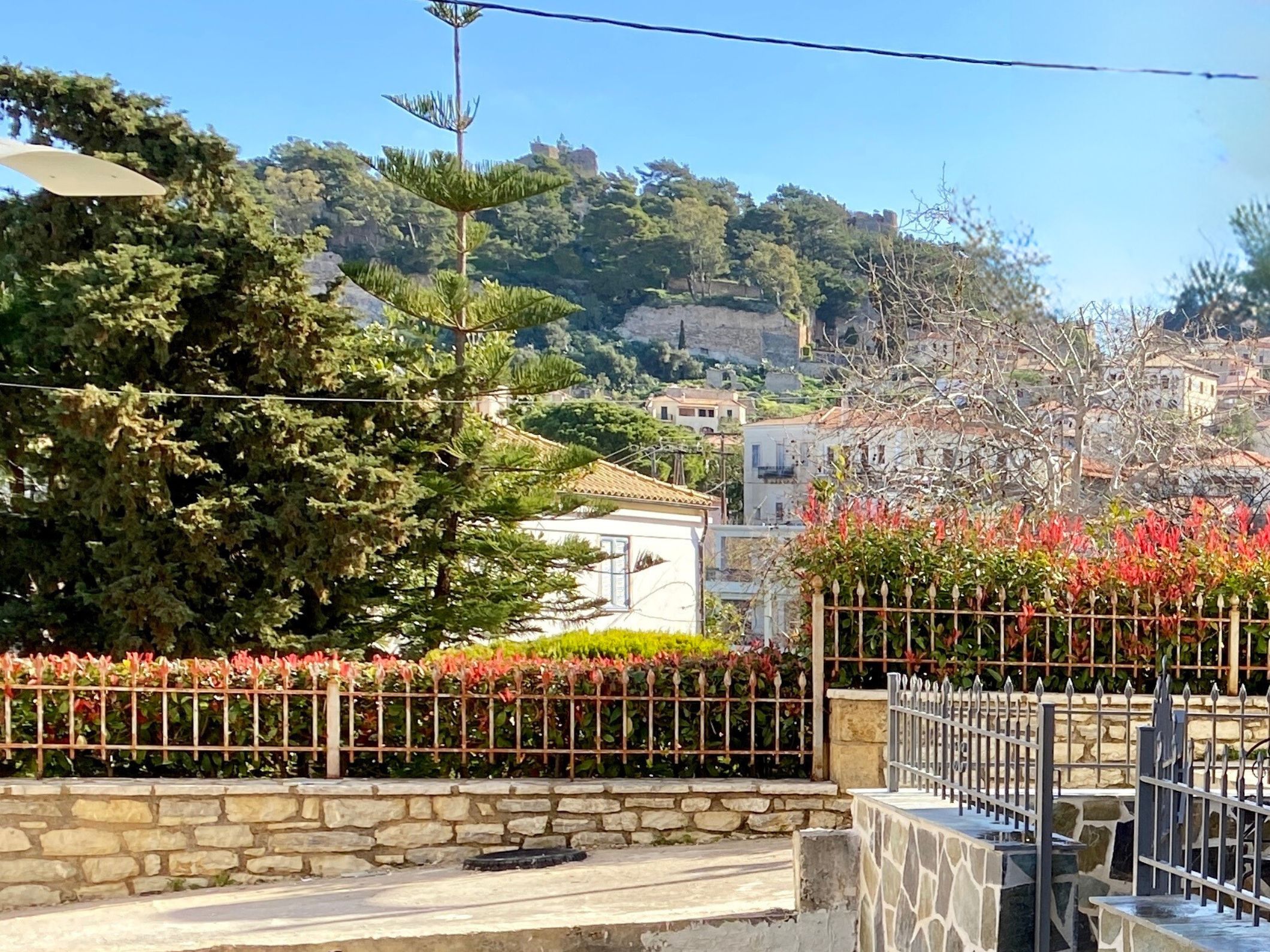 Μαγευτική Θέα στο ιστορικό κάστρο της Κυπαρισσίας που κόβει την ανάσα